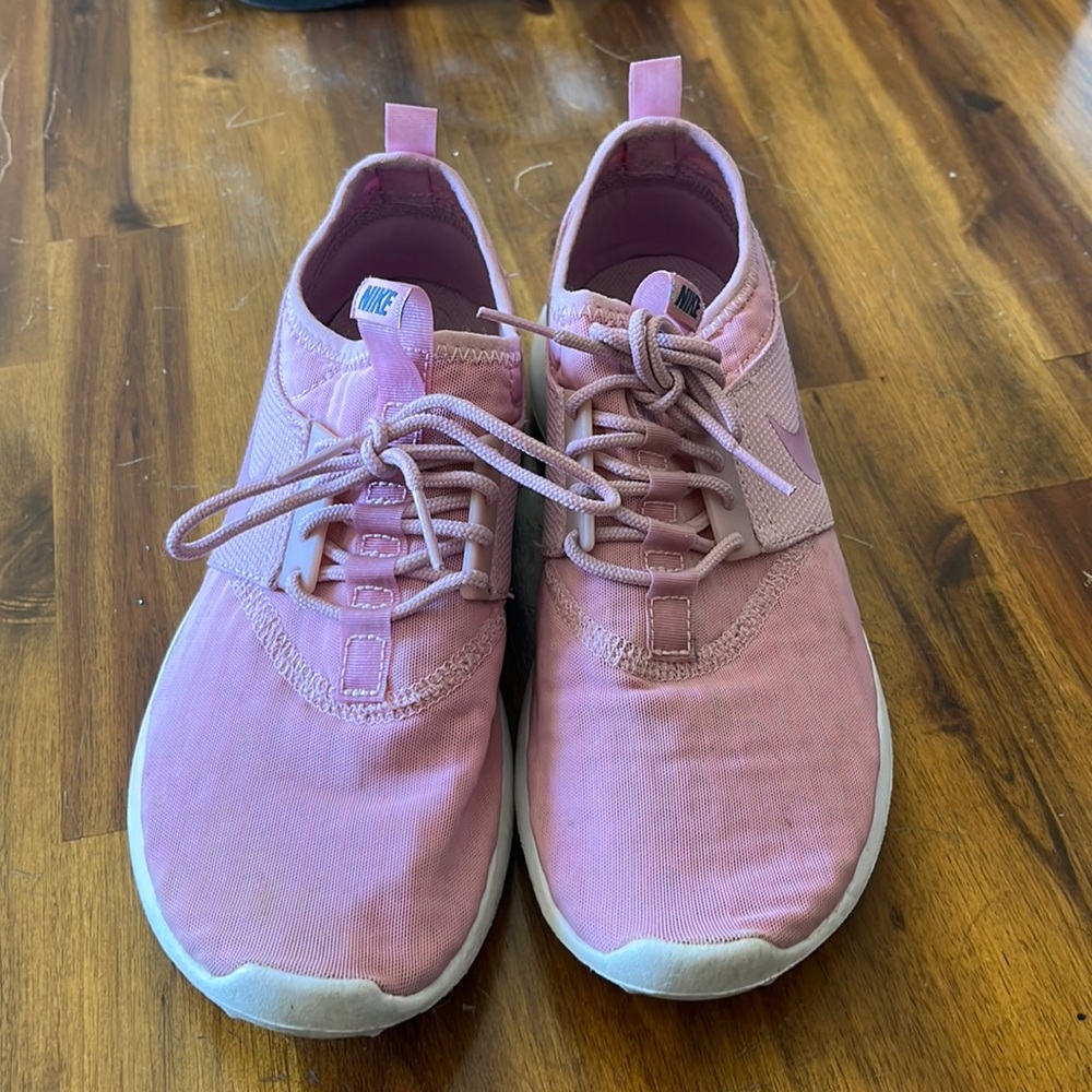 Nike Tennis Shoes